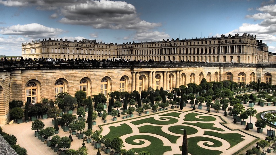 Palace of Versailles - HISTORY CRUNCH - History Articles, Biographies,  Infographics, Resources and More